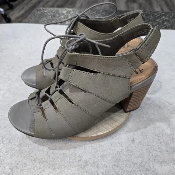 🐢 Clarks Banoy Waneta Lace up Heel Dress Sandal Size 9 Sage Nubuck