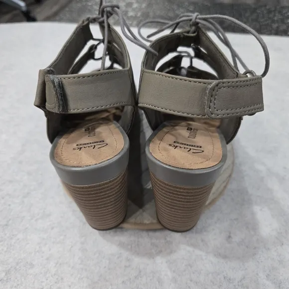 🐢 Clarks Banoy Waneta Lace up Heel Dress Sandal Size 9 Sage Nubuck