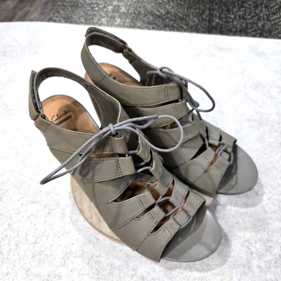 🐢 Clarks Banoy Waneta Lace up Heel Dress Sandal Size 9 Sage Nubuck