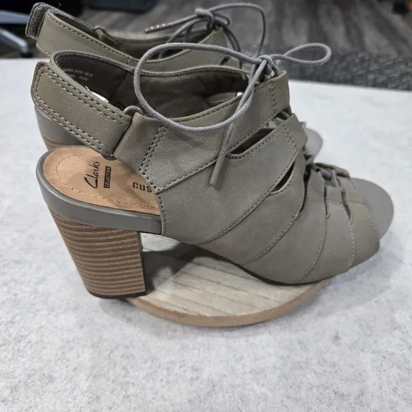 🐢 Clarks Banoy Waneta Lace up Heel Dress Sandal Size 9 Sage Nubuck