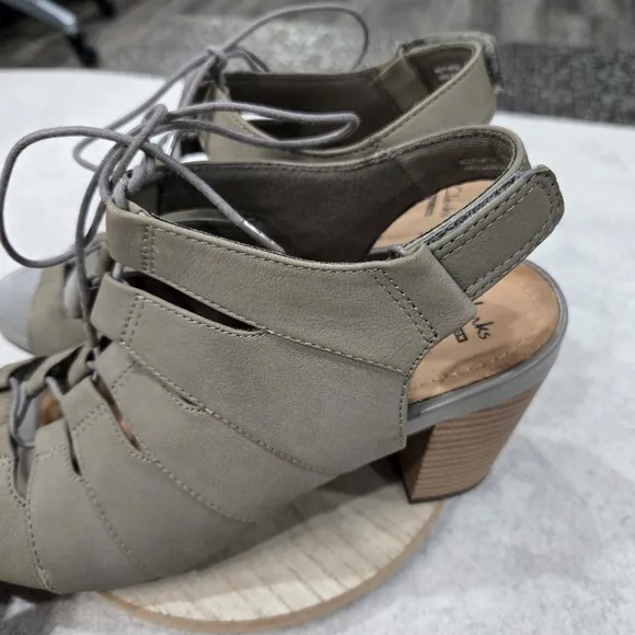 🐢 Clarks Banoy Waneta Lace up Heel Dress Sandal Size 9 Sage Nubuck