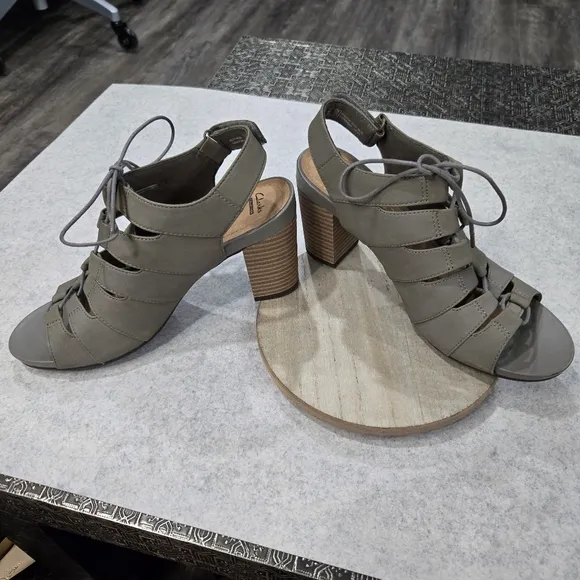 🐢 Clarks Banoy Waneta Lace up Heel Dress Sandal Size 9 Sage Nubuck