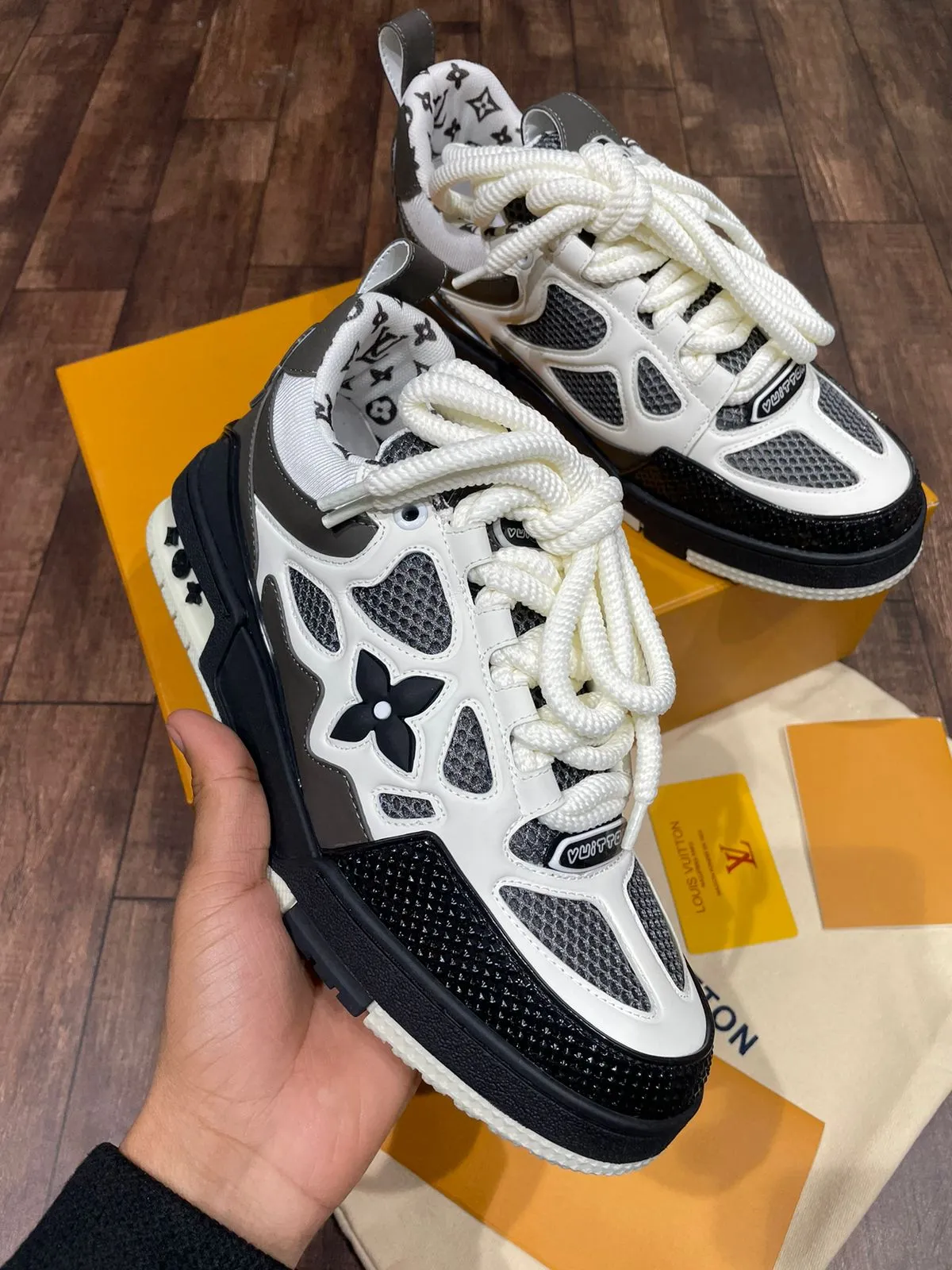 LOUIS VUITTON || MONOGRAM UNISEX BLENDED FABRICS STREET STYLE PLAIN LEATHER SNEAKERS