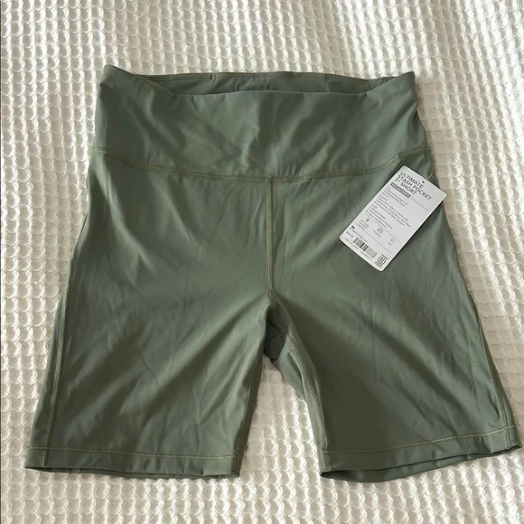 NWT Athleta Ultimate Stash Pocket 7&quot; Short in Laurel Olive Green Size M $60