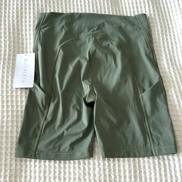 NWT Athleta Ultimate Stash Pocket 7&quot; Short in Laurel Olive Green Size M $60