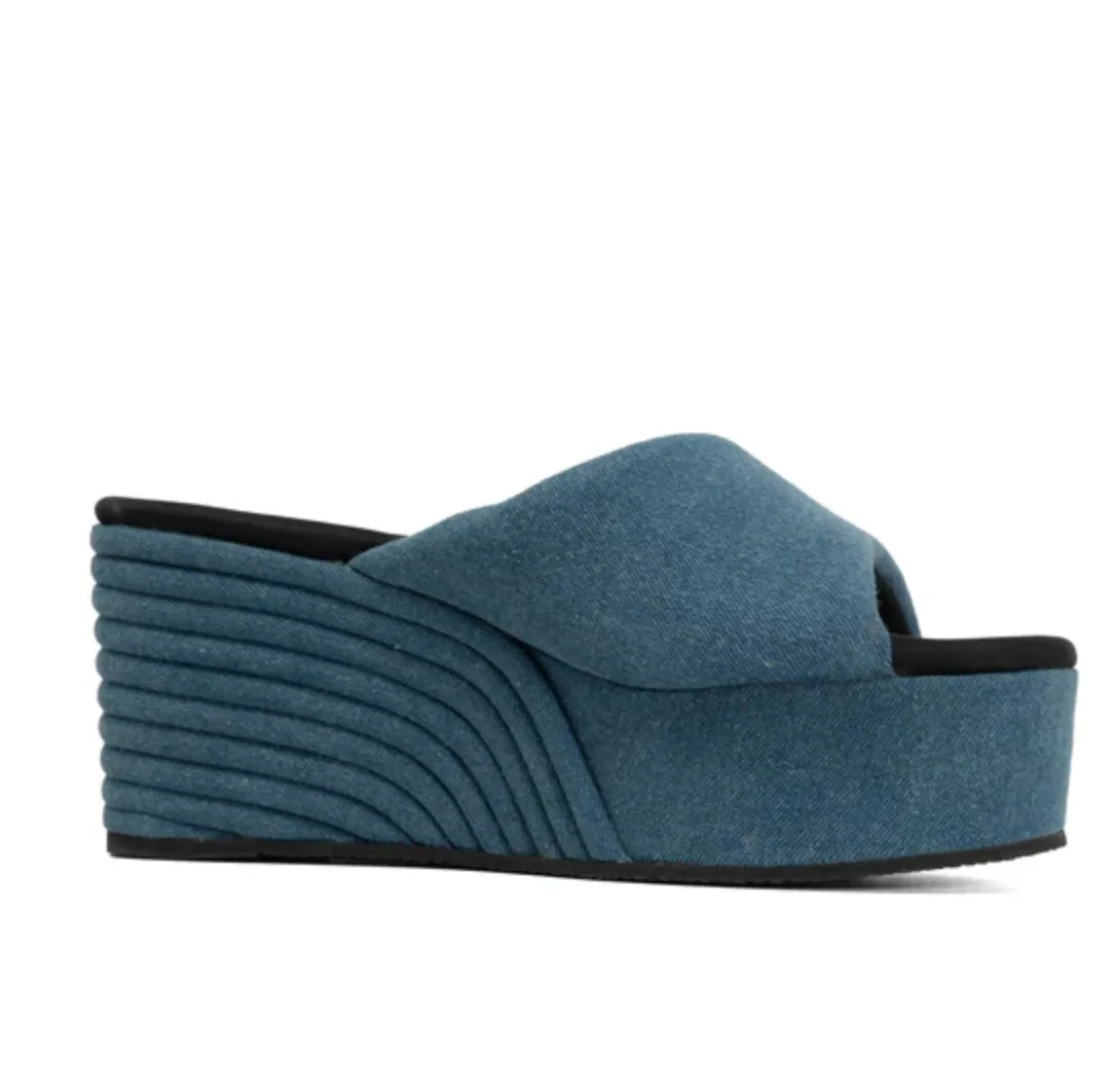 ROAM: DENIM SCOOP WEDGE
